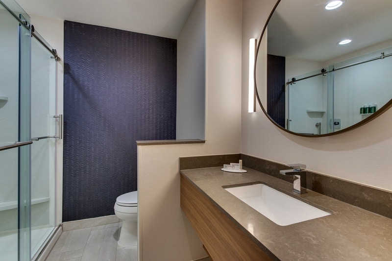 Marriott approved photography for Fairfield inn Houston Brookhollow - FF HOUFB Guest Bathroom 01