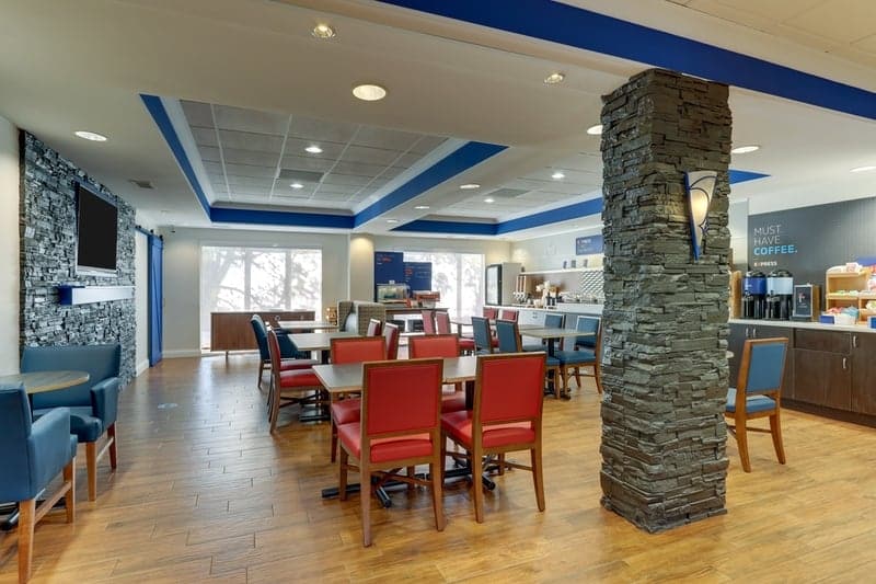 IHG Approved Photography for Holiday Inn Express Dayton Centerville Dining Area 01