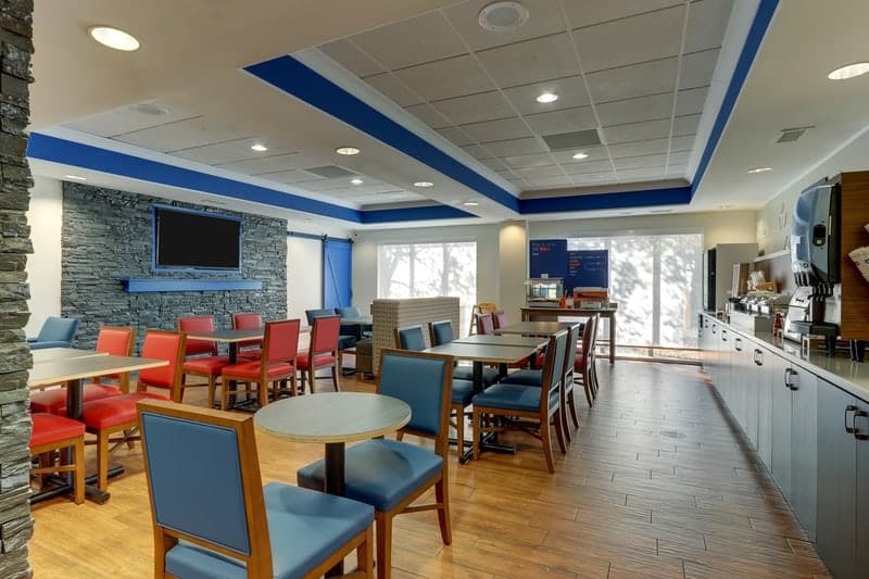 IHG Approved Photography for Holiday Inn Express Dayton Centerville Dining Area 02