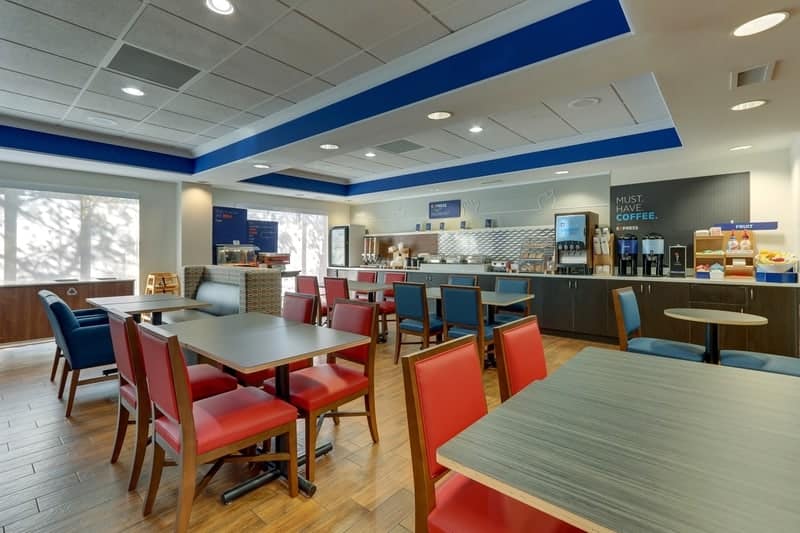 IHG Approved Photography for Holiday Inn Express Dayton Centerville Dining Area 03