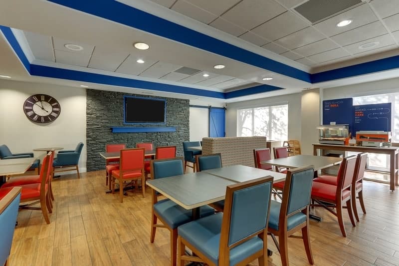 IHG Approved Photography for Holiday Inn Express Dayton Centerville Dining Area 04