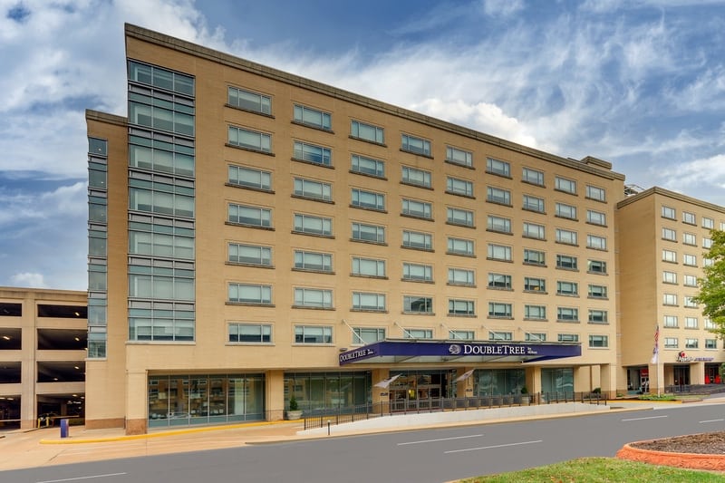 Hilton approved hotel photography for doubletree stl forest park Exterior 01
