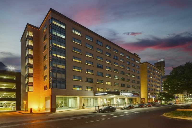 Hilton approved hotel photography for doubletree stl forest park Exterior 08
